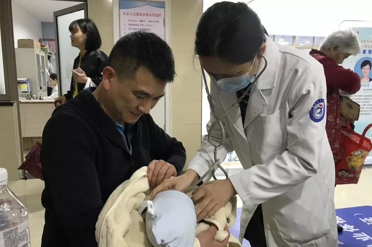 健康咨詢,醫生問診,查看檢查報告&hellip;&hellip;義診活動忙而有序,專家們運用