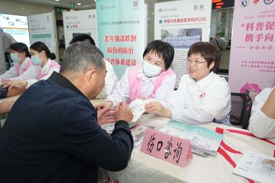 護理健康咨詢、愛心義賣&hellip;護士們這樣過節